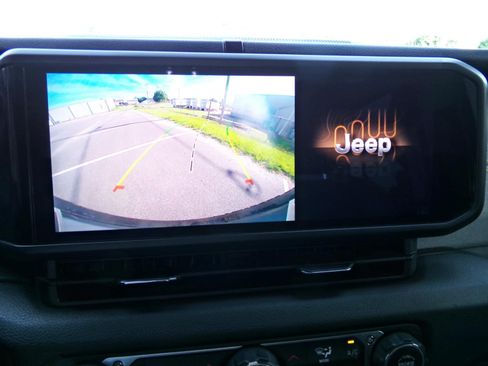Used 2024 Jeep Wrangler Unlimited w/ Technology Group AWD/4WD image 9