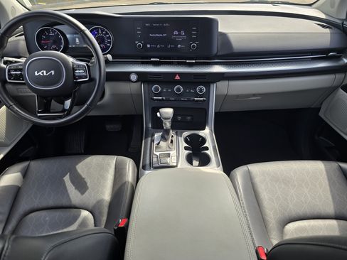 Used 2024 Kia Carnival LX image 12