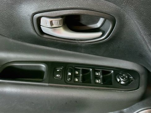 Used 2023 Jeep Renegade Latitude AWD/4WD image 22