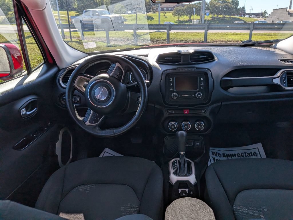 Used 2015 Jeep Renegade Latitude w/ Cold Weather Group FWD image 20