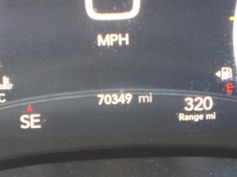 Used 2023 Chrysler Pacifica Touring-L FWD image 13