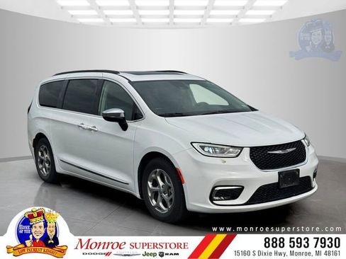 Used 2023 Chrysler Pacifica Limited FWD image 1