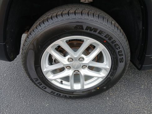 Certified 2023 Jeep Grand Cherokee Laredo X image 19