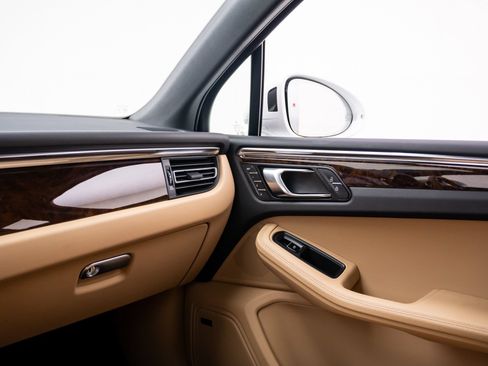Certified 2026 Porsche Macan AWD/4WD image 30
