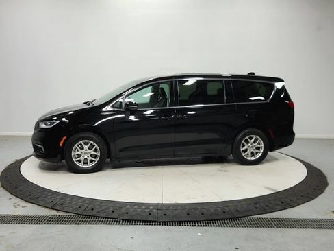 Used 2024 Chrysler Pacifica Touring-L FWD image 5