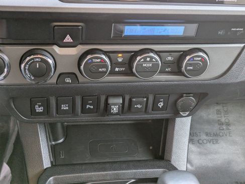 Used 2022 Toyota Tacoma TRD Off-Road w/ Technology Package image 22