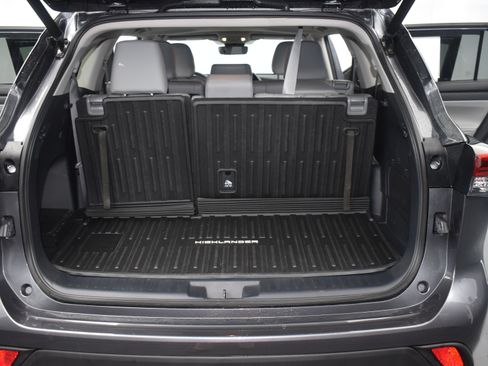 Used 2023 Toyota Highlander XLE FWD image 11