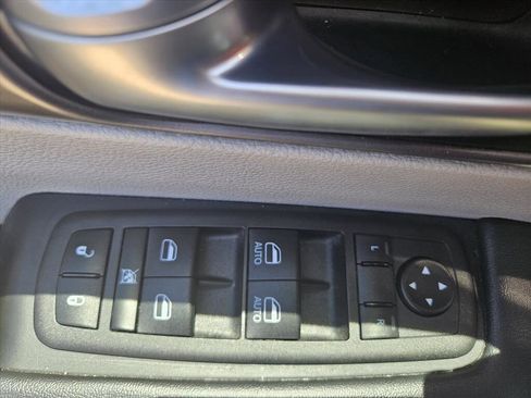 Used 2023 Chrysler Pacifica Touring-L FWD image 9