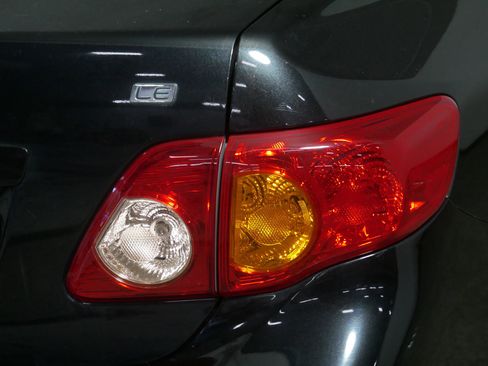 Used 2010 Toyota Corolla LE image 17