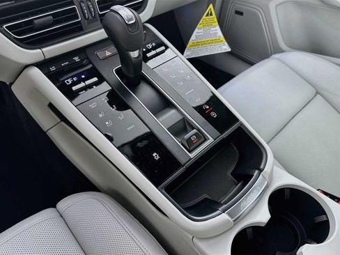 Certified 2026 Porsche Macan AWD/4WD image 21