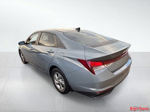 Used 2023 Hyundai Elantra SE FWD image 3