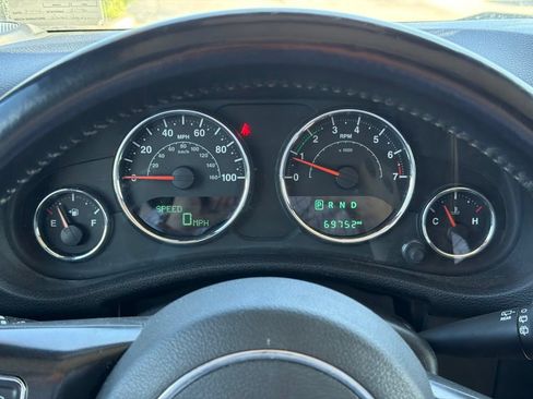 Used 2017 Jeep Wrangler Unlimited Sahara AWD/4WD image 9