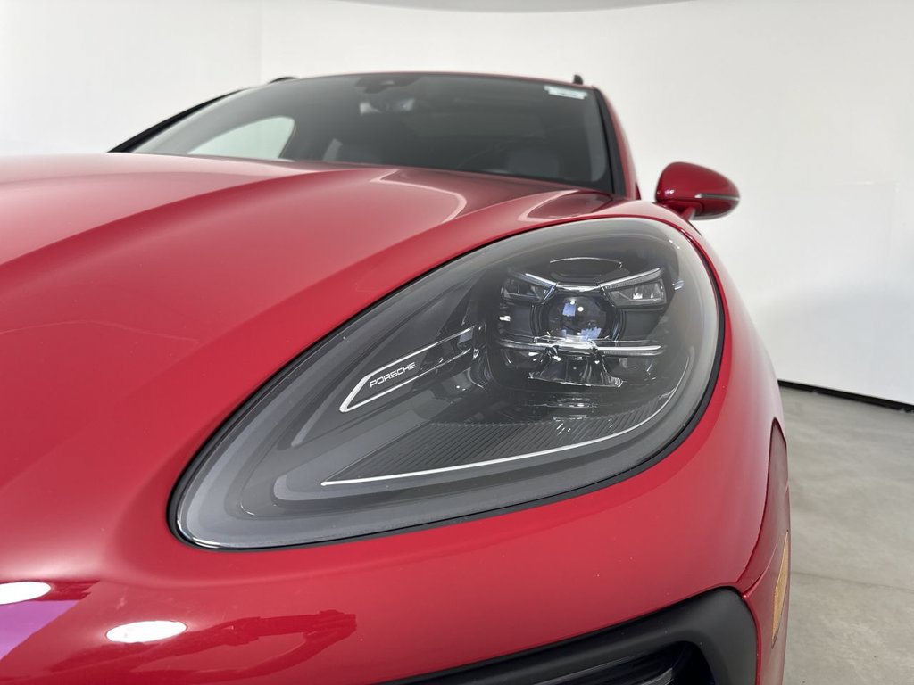 Certified 2025 Porsche Macan AWD/4WD image 11