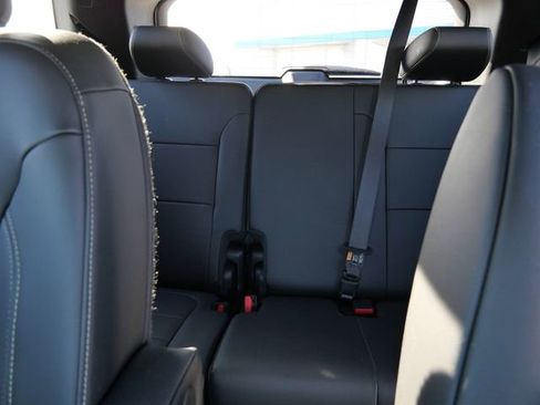 Used 2023 Chevrolet Traverse LT image 16