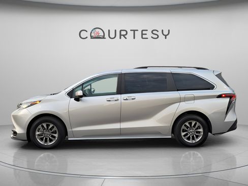 Certified 2023 Toyota Sienna LE image 2