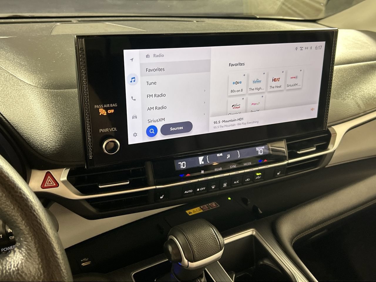 Used 2025 Toyota Sienna XLE FWD image 18