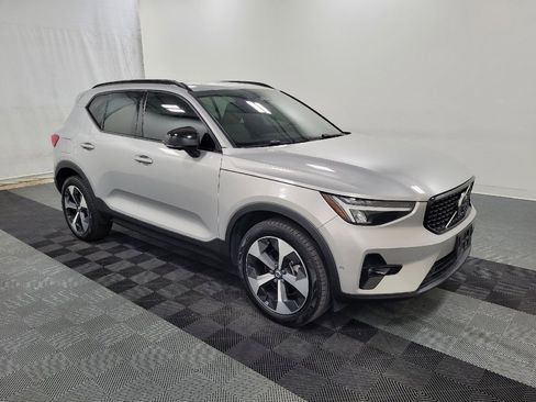 Used 2023 Volvo XC40 B4 Ultimate FWD image 11