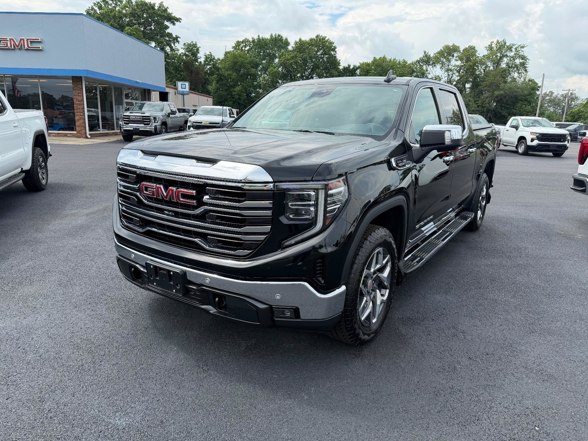 Used 2022 GMC Sierra 1500 SLT w/ SLT Premium Plus Package AWD/4WD image 1