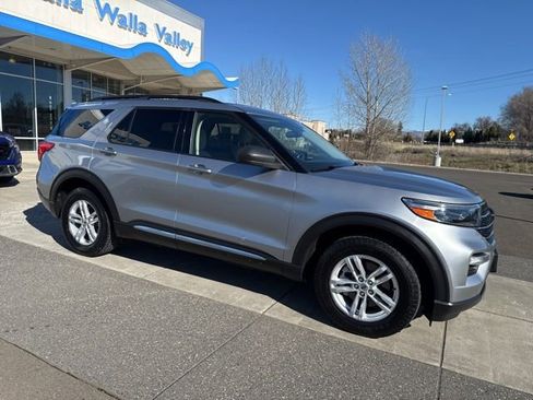 Used 2020 Ford Explorer XLT w/ Equipment Group 202A image 2