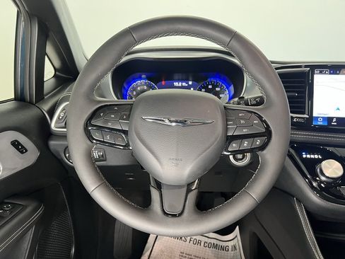 Used 2025 Chrysler Pacifica Limited image 15