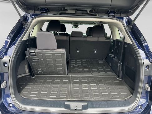 Used 2022 Toyota Highlander L FWD image 19