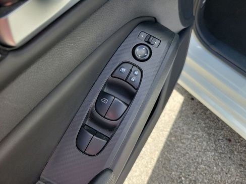 Used 2025 Nissan Altima 2.5 SV FWD image 13