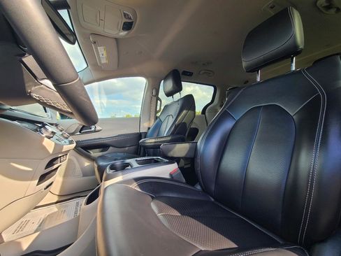 Used 2023 Chrysler Pacifica Touring-L FWD image 19