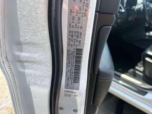 Used 2020 Jeep Grand Cherokee Overland AWD/4WD image 18
