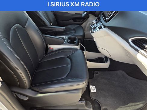 Used 2023 Chrysler Pacifica Touring-L image 14