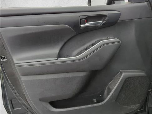 Used 2021 Toyota Highlander XLE image 7