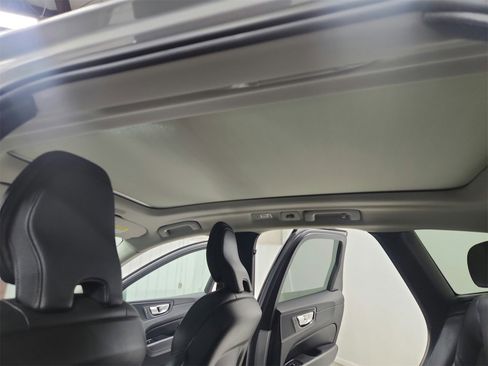 Used 2023 Volvo XC60 B5 Plus image 22