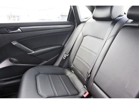 Used 2022 Volkswagen Passat 2.0T R-Line image 11