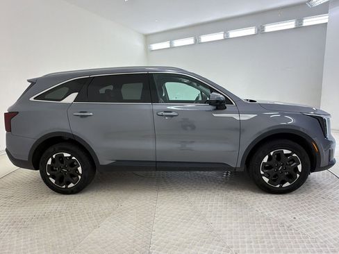 Used 2024 Kia Sorento S AWD/4WD image 8