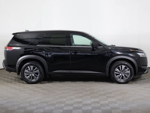 Used 2024 Nissan Pathfinder S image 15