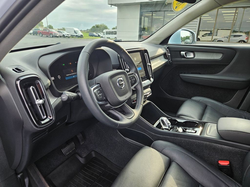 Used 2024 Volvo XC40 B5 Plus AWD/4WD image 11