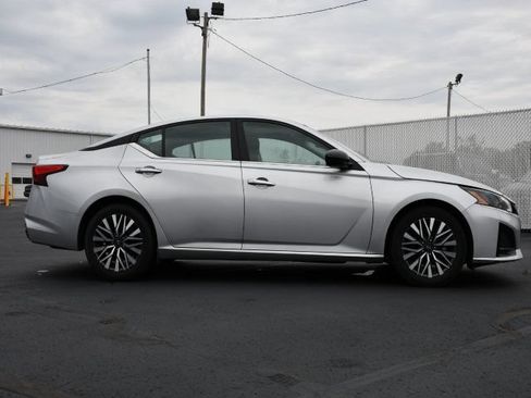 Used 2024 Nissan Altima 2.5 SV FWD image 8