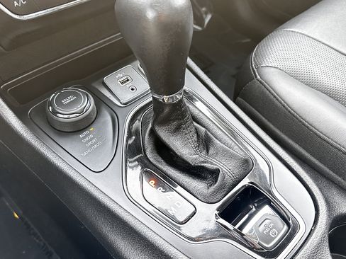 Used 2019 Jeep Cherokee Limited image 22