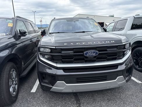 Used 2025 Ford Expedition Max Platinum AWD/4WD image 3