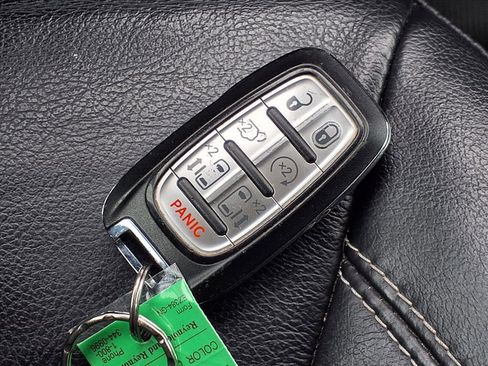 Used 2022 Chrysler Pacifica Touring-L image 15