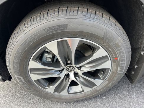 New 2025 Toyota Highlander XLE image 11