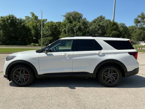 Used 2025 Ford Explorer ST AWD/4WD image 2