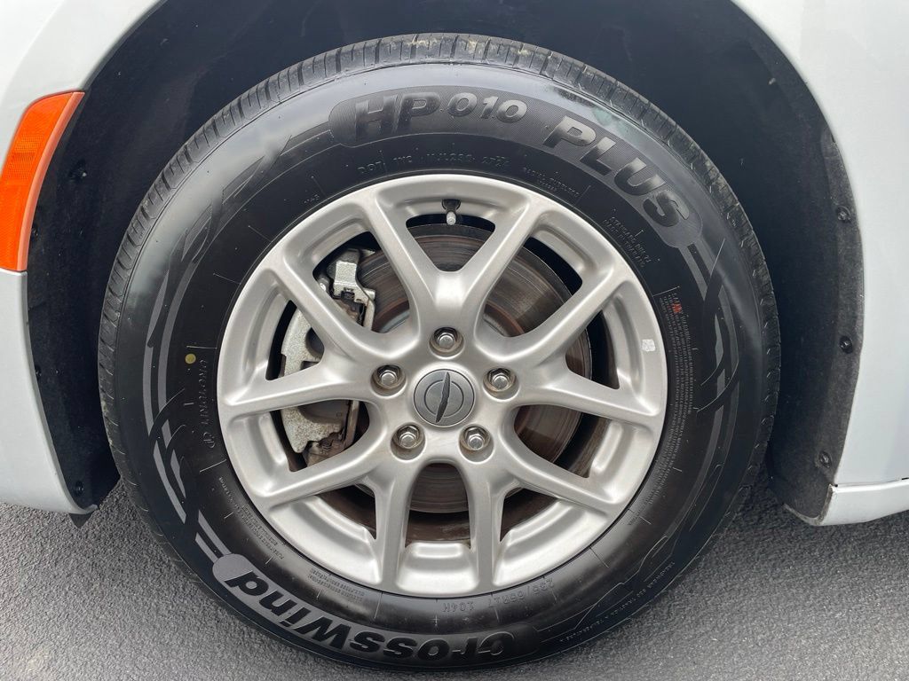 Used 2024 Chrysler Pacifica Touring-L FWD image 23