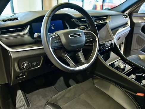 Used 2023 Jeep Grand Cherokee Altitude AWD/4WD image 11