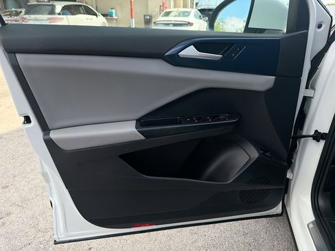 Used 2022 Volkswagen Taos SE w/ Panoramic Sunroof Package FWD image 19