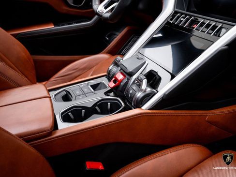 Used 2019 Lamborghini Urus image 45