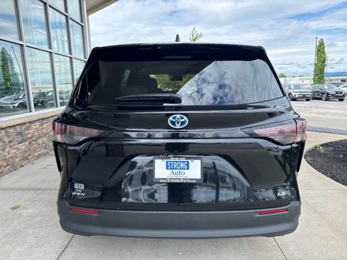 Used 2025 Toyota Sienna LE FWD image 4
