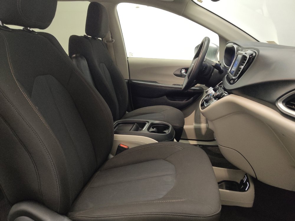 Used 2020 Chrysler Pacifica Touring FWD image 21