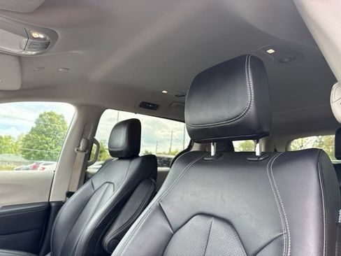 Used 2024 Chrysler Pacifica Touring-L FWD image 18