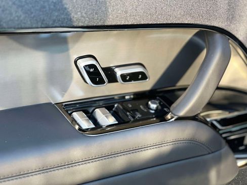 New 2025 Land Rover Range Rover Sport SE image 13