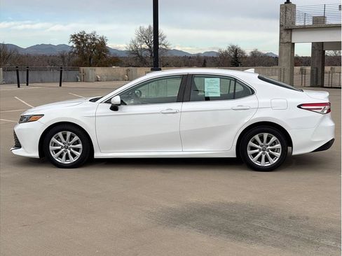 Used 2019 Toyota Camry LE image 4